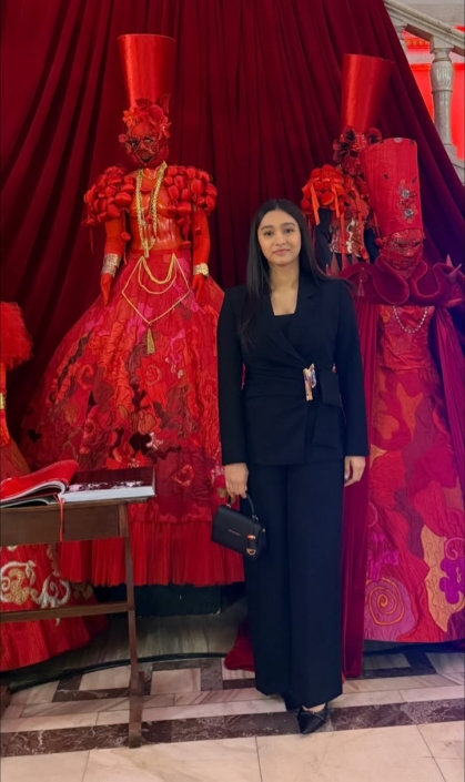 Alexandra, 20 de ani studentă în anul al III-lea la Universitatea Națională de Știință și Tehnologie Politehnica București, în cadrul Facultății de Transporturi, specializarea Ingineria Transporturilor și a Traficului