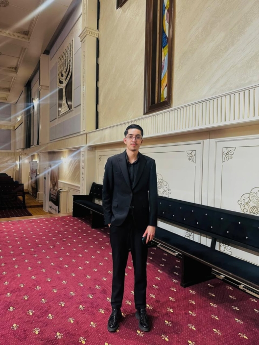 Dincă David, 17 ani elev în clasa a XI-a la Colegiul Național „Spiru Haret” din Tecuci, specializarea Matematică-Informatică.