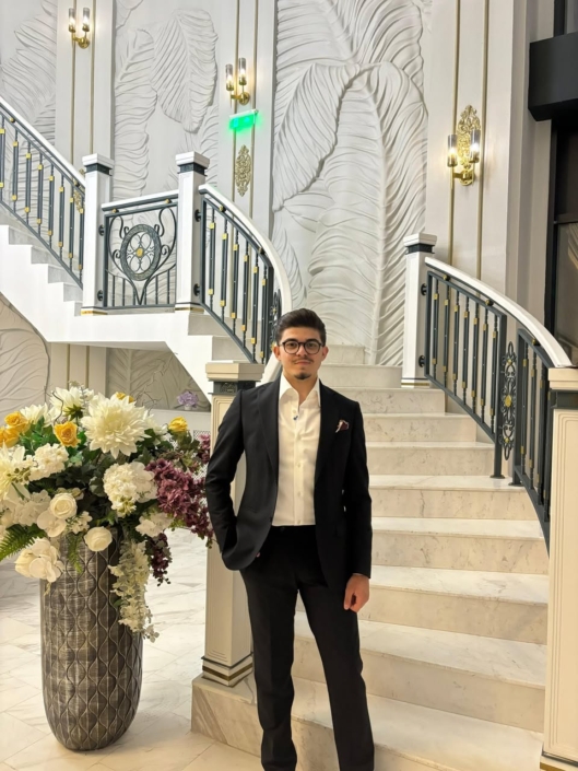 Majaru Alex, 18 ani, elev în clasa a XII-a în cadrul Liceului Teoretic Alexandru Ioan Cuza din București, specializarea matematică-informatică