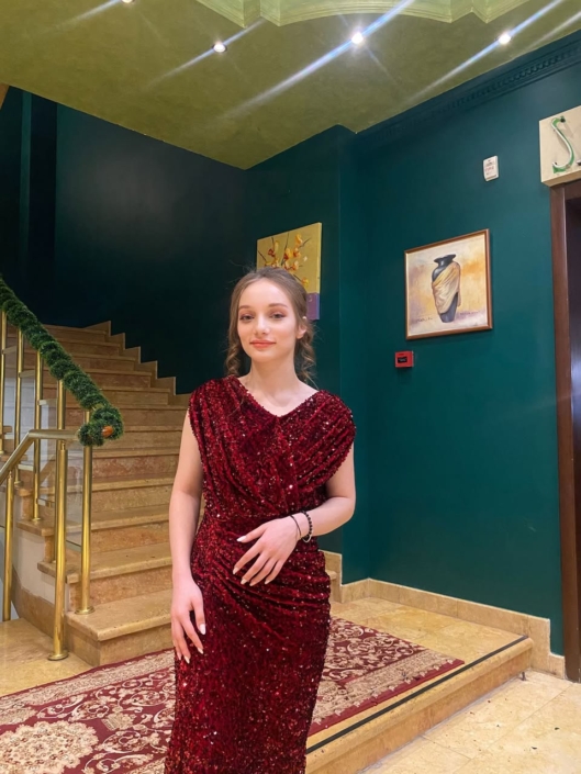 Macovei Diana-Maria, am 17 ani și Colegiul Național ,,Aurel Vlaicu’’ din București, în clasa a X-a, profil Științe ale naturii