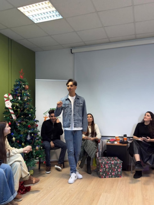 Dumitru Vasile-Adrian, sunt elev la Liceul Teoretic „Victoria”, clasa a XII a profil Filologie